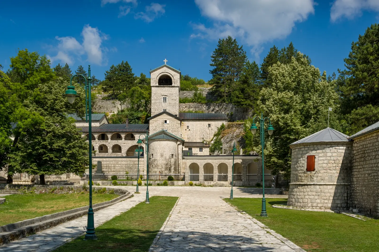Наследие старинного Цетинье и Липская пещера